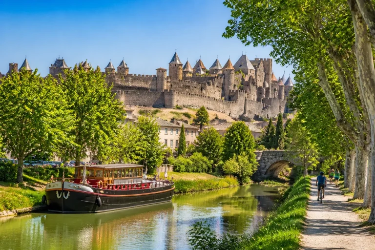 Carcassonne joyau medieval au bord du canal du midi